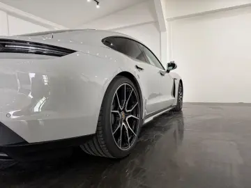 PORSCHE Taycan Kreide Beifahrer Display Perf. Battery