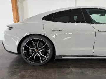 PORSCHE Taycan Kreide Beifahrer Display Perf. Battery
