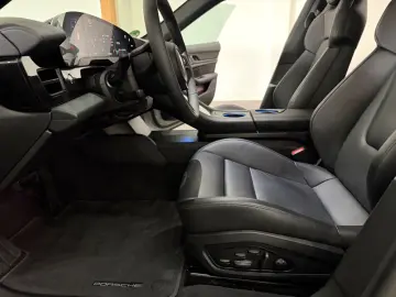 PORSCHE Taycan Kreide Beifahrer Display Perf. Battery