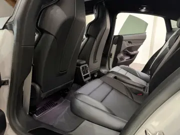 PORSCHE Taycan Kreide Beifahrer Display Perf. Battery