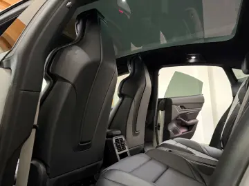 PORSCHE Taycan Kreide Beifahrer Display Perf. Battery