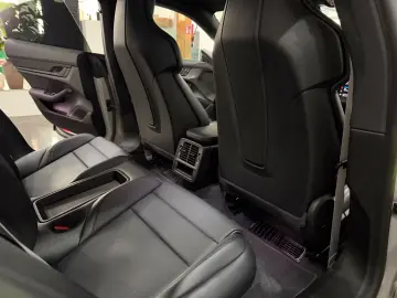 PORSCHE Taycan Kreide Beifahrer Display Perf. Battery