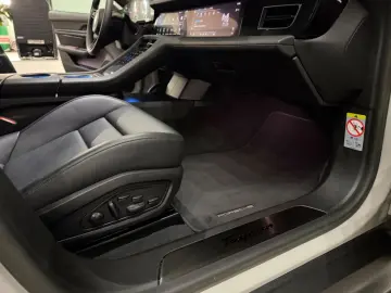 PORSCHE Taycan Kreide Beifahrer Display Perf. Battery