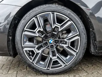 BMW 520d Limousine M Sport AHK HuD Pano DA  H K LED