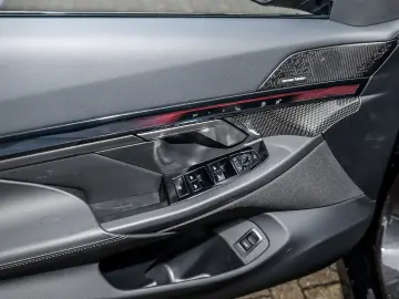 BMW 520d Limousine M Sport AHK HuD Pano DA  H K LED