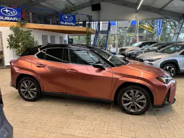 LEXUS UX 300 h E-Four Sport Design Navi Leder