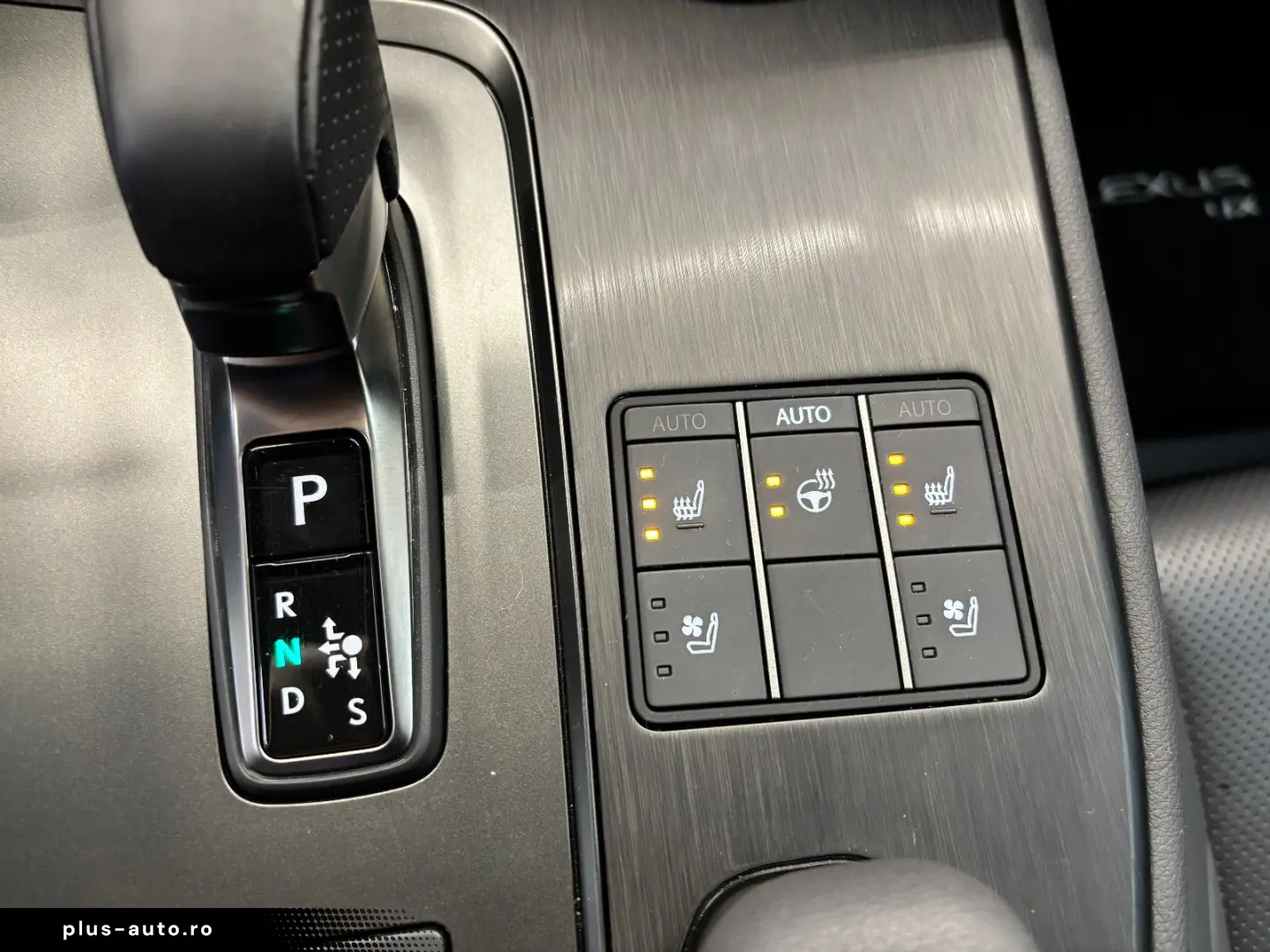 LEXUS UX 300 h E-Four Sport Design Navi Leder