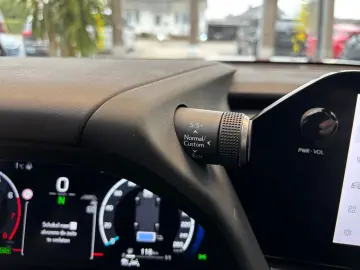 LEXUS UX 300 h E-Four Sport Design Navi Leder