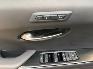 LEXUS UX 300 h E-Four Sport Design Navi Leder