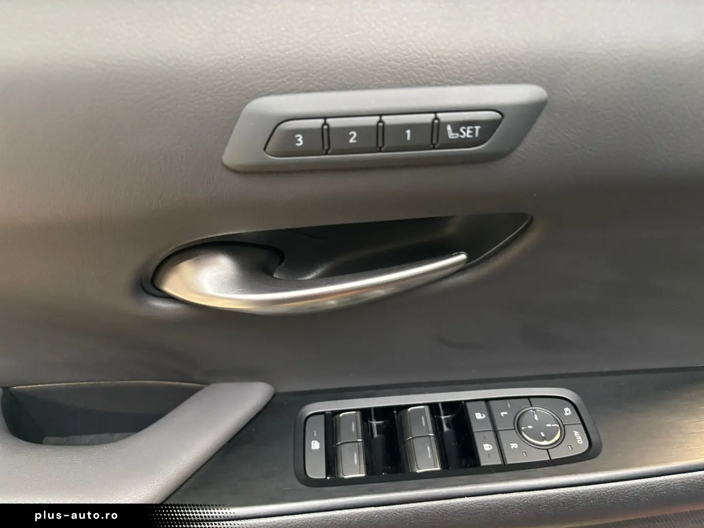 LEXUS UX 300 h E-Four Sport Design Navi Leder