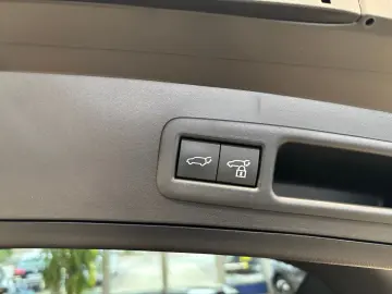 LEXUS UX 300 h E-Four Sport Design Navi Leder