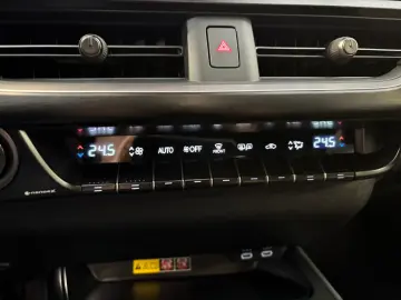 LEXUS UX 300 h E-Four Sport Design Navi Leder