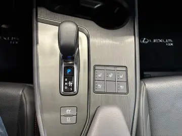 LEXUS UX 300 h E-Four Sport Design Navi Leder