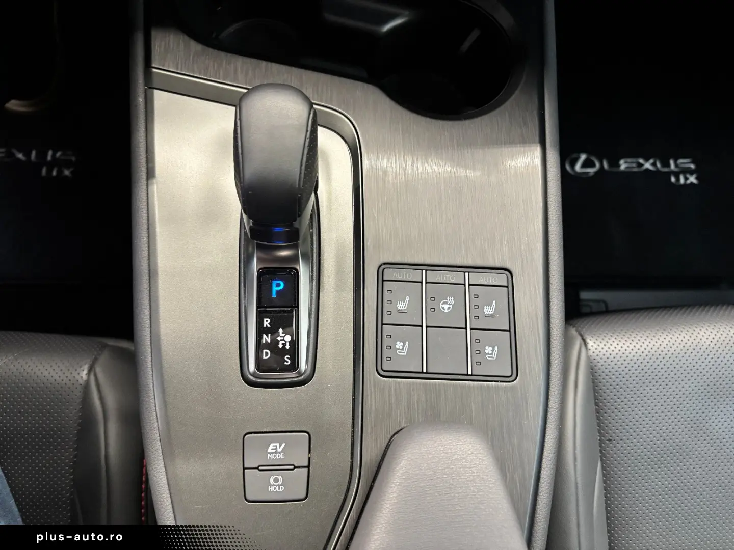 LEXUS UX 300 h E-Four Sport Design Navi Leder