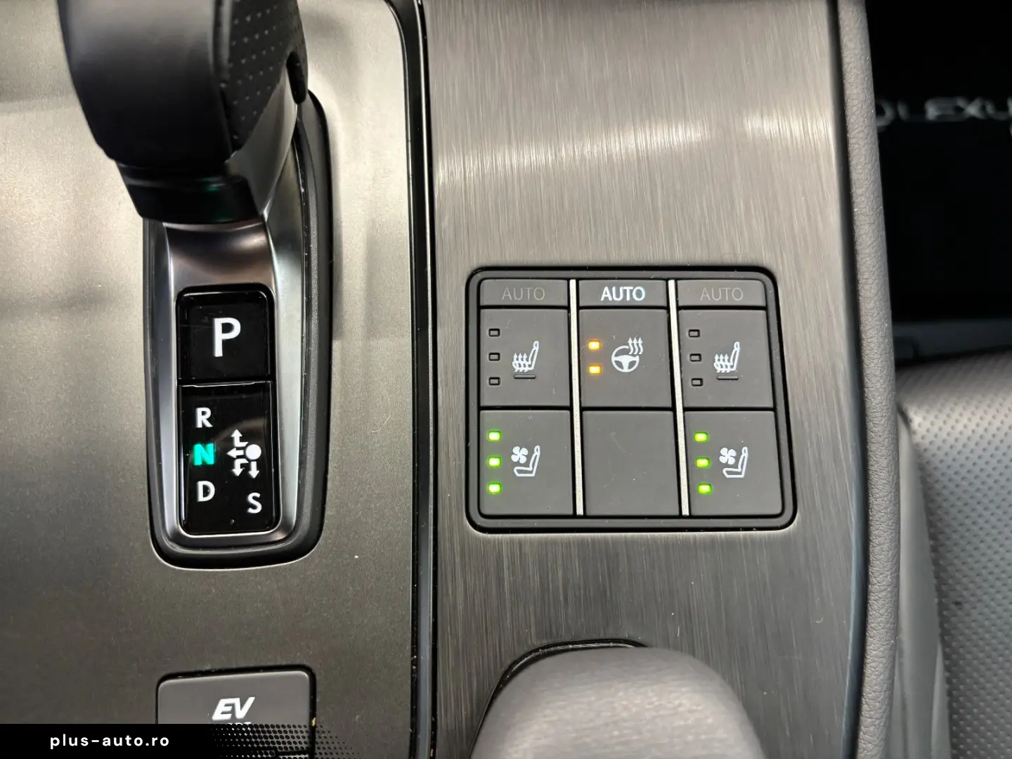 LEXUS UX 300 h E-Four Sport Design Navi Leder