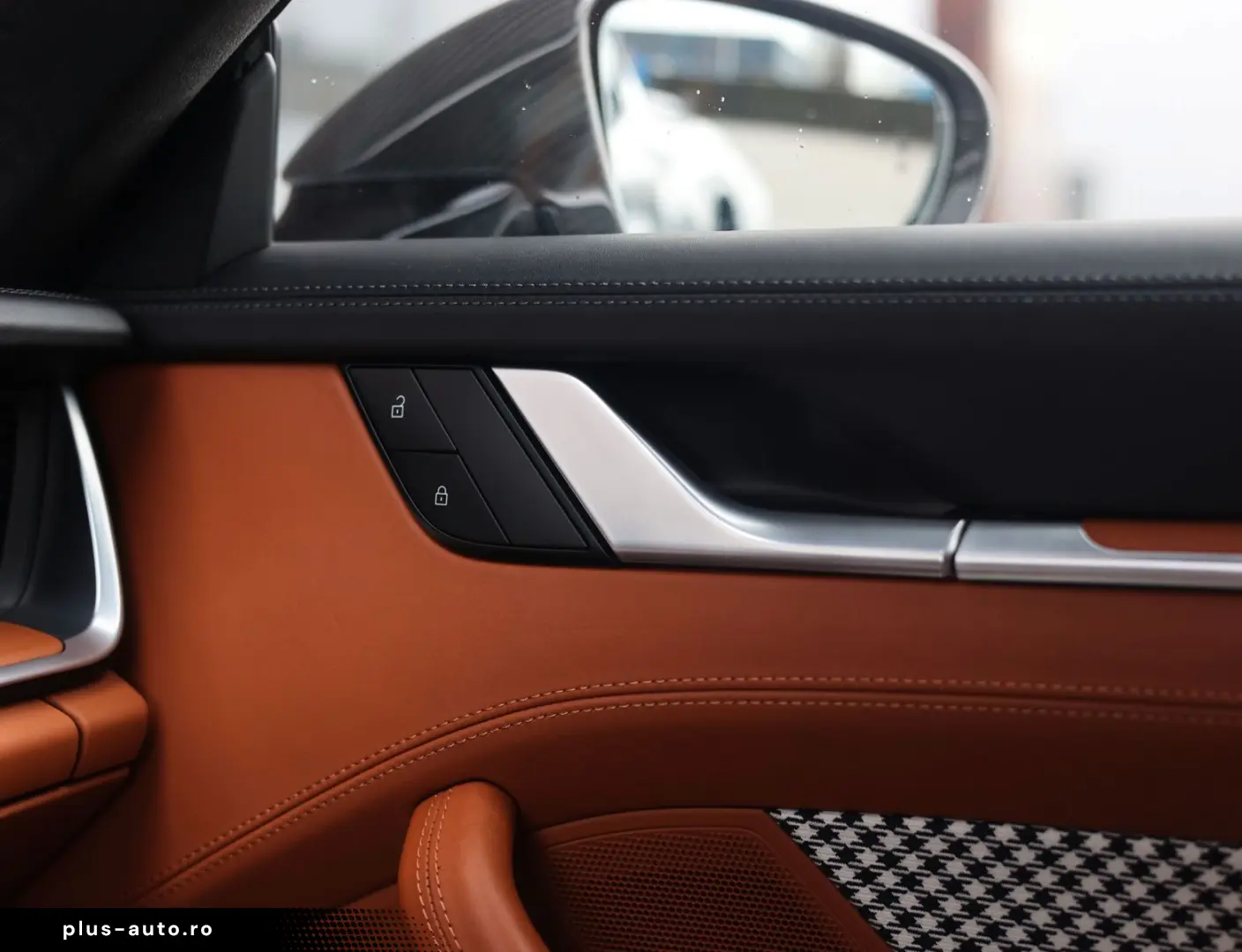 PORSCHE 992 Turbo   Aero Kit - Heritage interior