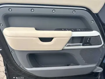 LAND ROVER Defender 110 D200 SE AWD ACC Luftfahrwerk