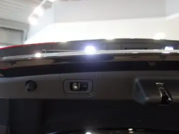 MERCEDES-BENZ E 220 d AMG LINE LED 360 20 ZO AHK KÜHLER BEL