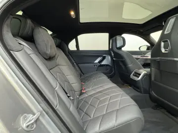 BMW M760 xDrive Executive Lounge Massage Sitzlüft