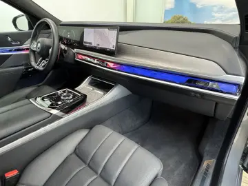 BMW M760 xDrive Executive Lounge Massage Sitzlüft