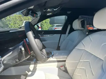 BMW M760e xD FROZEN DAPr B&O Execut. Lounge SkyL 21