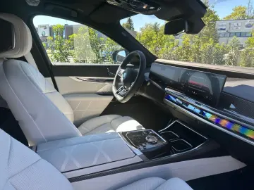 BMW M760e xD FROZEN DAPr B&O Execut. Lounge SkyL 21