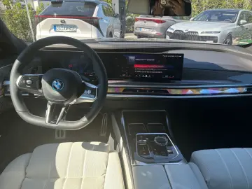 BMW M760e xD FROZEN DAPr B&O Execut. Lounge SkyL 21