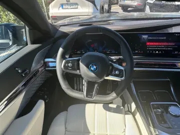 BMW M760e xD FROZEN DAPr B&O Execut. Lounge SkyL 21