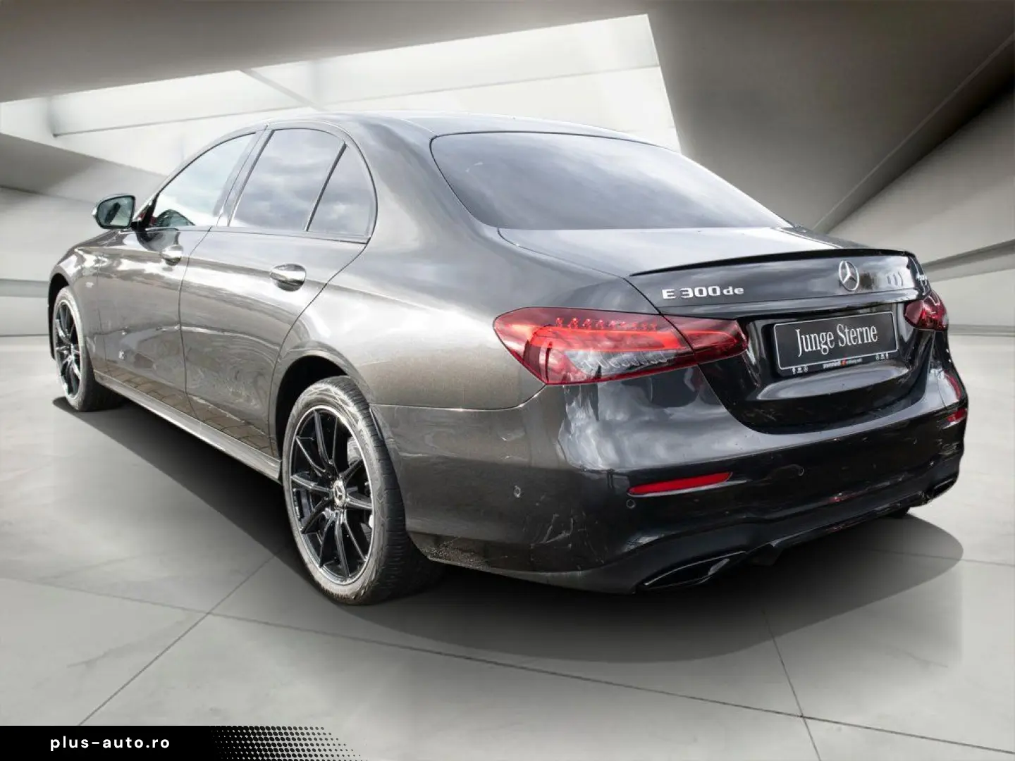 MERCEDES-BENZ E 300 de 4M AMG  Pano AHK 360  Distr. &hellip;