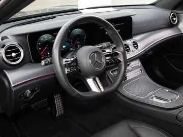 MERCEDES-BENZ E 300 de 4M AMG  Pano AHK 360  Distr. &hellip;