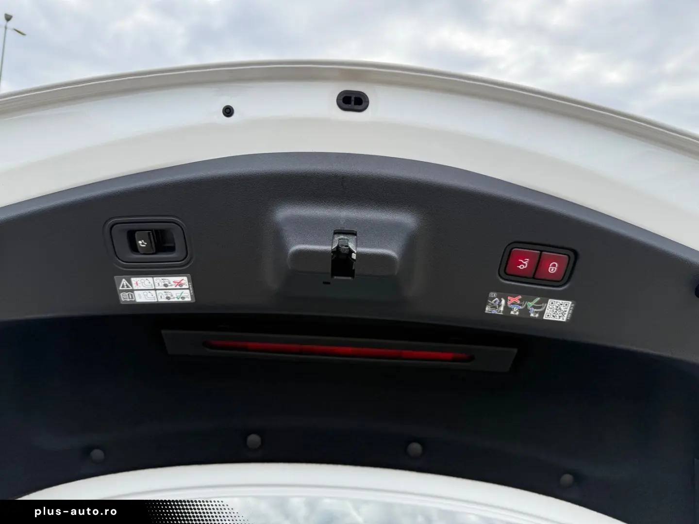 MERCEDES-BENZ CLE 300 e AMG Prem DISTR AHK Night 360 Burm3D