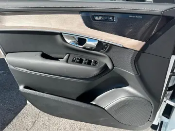 VOLVO XC90 T8 PlusDark FaceLift7-Sitzer Pano360 Luftfa