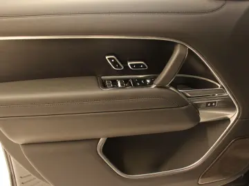 LAND ROVER Range Rover P550 SWB Hybrid Autobiography