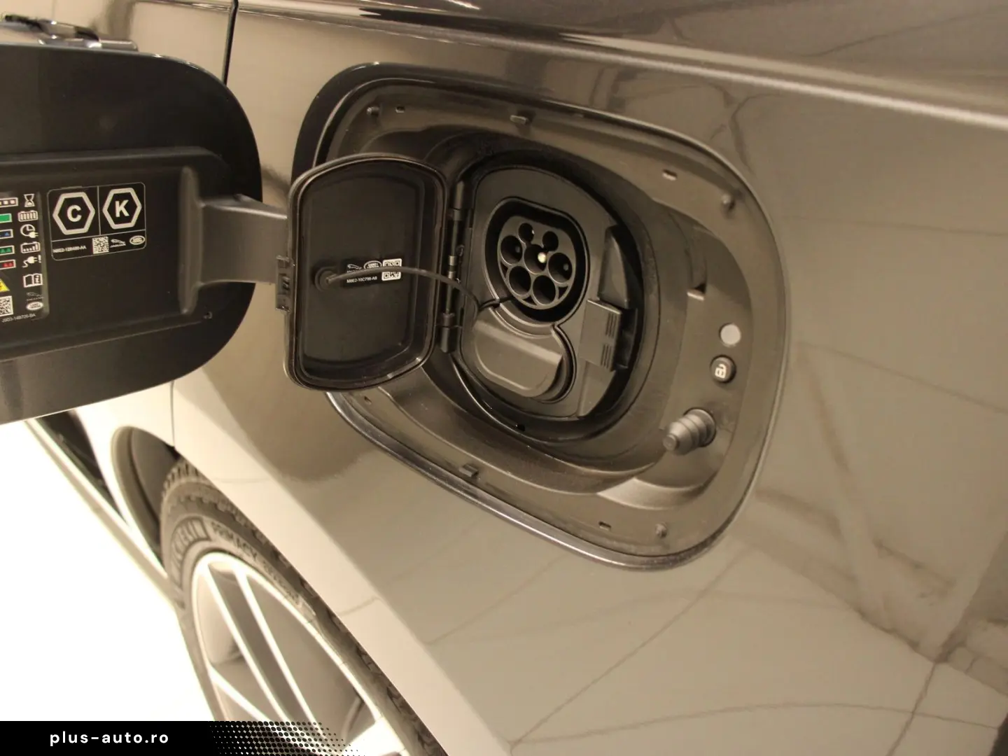 LAND ROVER Range Rover P550 SWB Hybrid Autobiography