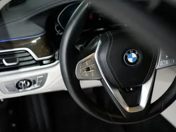 BMW 745e 360K HUD Soft-Close Aktivlenkung