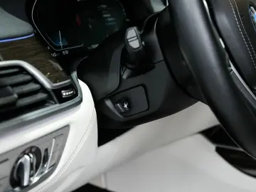 BMW 745e 360K HUD Soft-Close Aktivlenkung