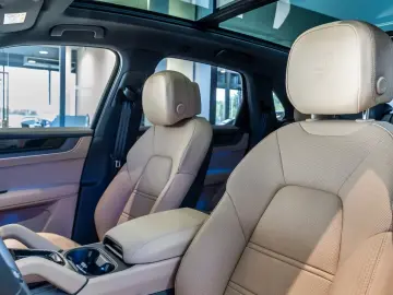 Porsche Cayenne E-Hybrid darkolive Beige Massage HeadUp 22