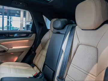 Porsche Cayenne E-Hybrid darkolive Beige Massage HeadUp 22