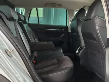 SKODA Octavia Scout 2.0 TDI DSG 4x4 LEDER AHK HUD LED