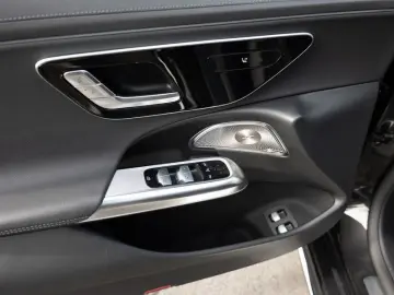 MERCEDES-BENZ E 300 e AMG-Sport Pano Burm Distr SHZ-&hellip;