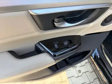 Honda CR-V 2.0 4WD Executive Hybrid   Car No 10