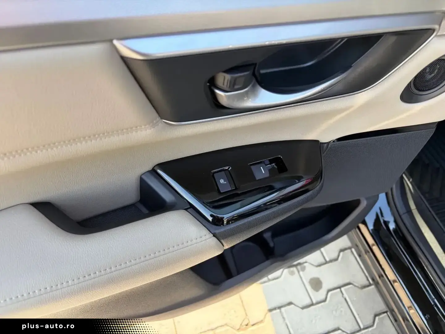 Honda CR-V 2.0 4WD Executive Hybrid   Car No 10