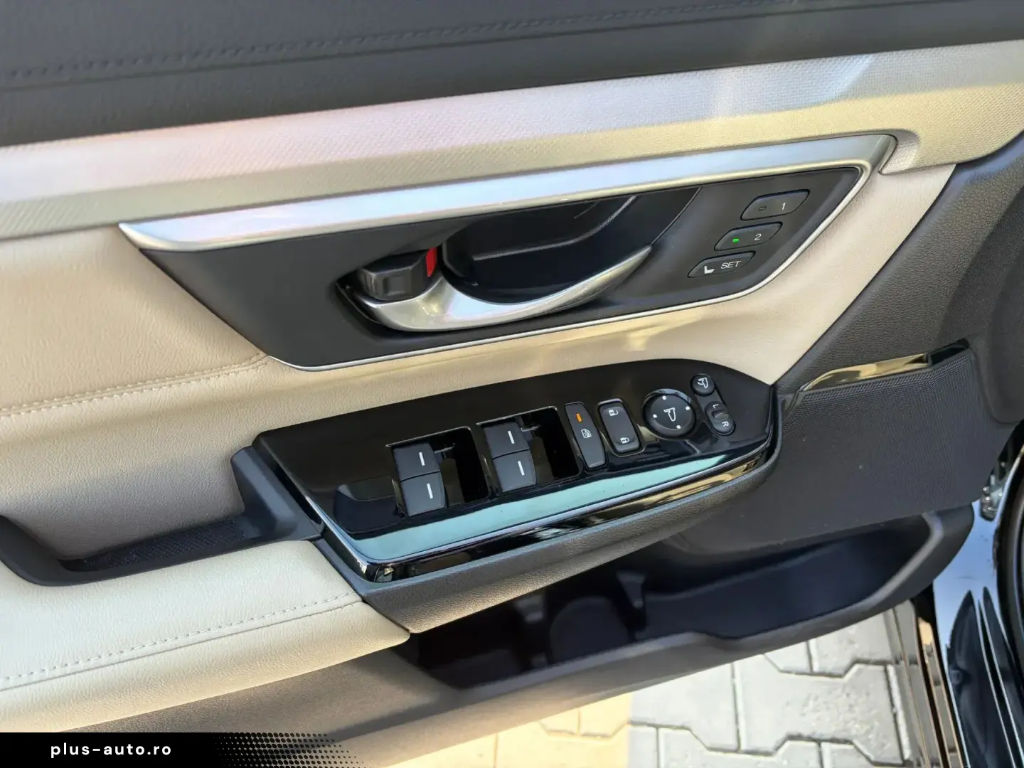 Honda CR-V 2.0 4WD Executive Hybrid   Car No 10