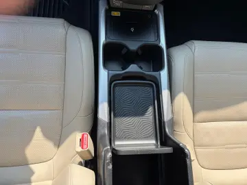 Honda CR-V 2.0 4WD Executive Hybrid   Car No 10