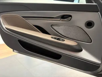 ASTON MARTIN Vanquish