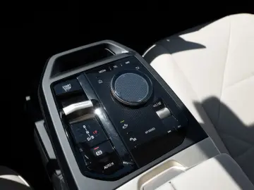 BMW iX xDrive 40 HUD LED NAVI KAMERA LEDER SHZ PDC