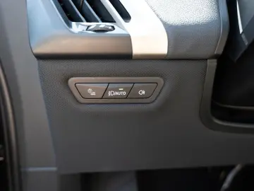 BMW iX xDrive 40 HUD LED NAVI KAMERA LEDER SHZ PDC