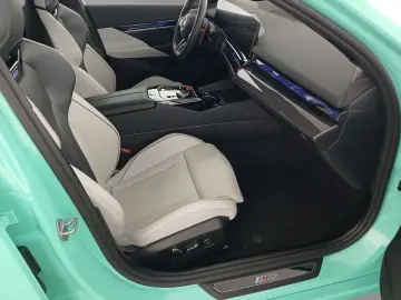 BMW M5 Limousine Carbon INDIVIDUAL. B&W