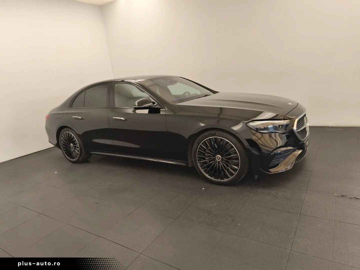 MERCEDES-BENZ E 200 AMG Pano Distro SuperScreen Burm