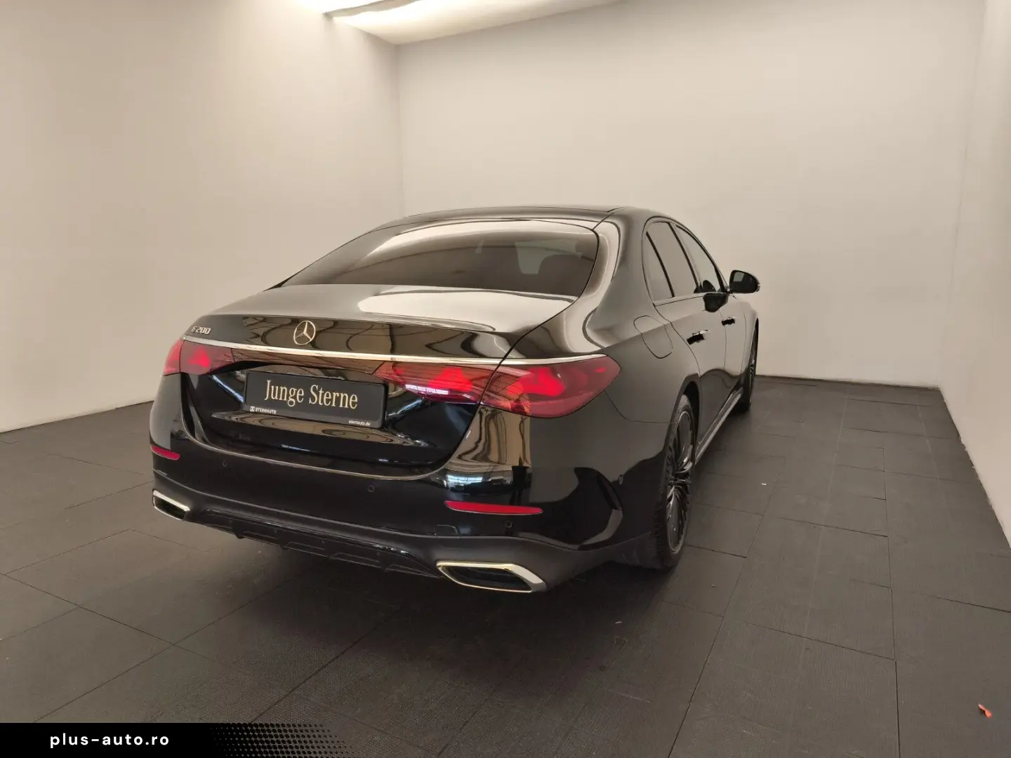 MERCEDES-BENZ E 200 AMG Pano Distro SuperScreen Burm